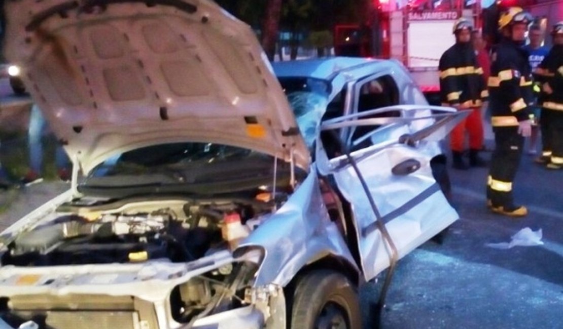 Caminhão avança sinal vermelho, colide em veículo e condutor foge em Maceió