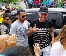 Roberto Firmino visita escola onde estudou e realiza ação social em comunidade de Maceió