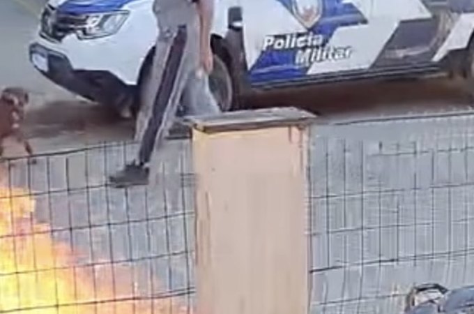 Motociclista incendeia veículo após apreensão e causa incêndio com feridos