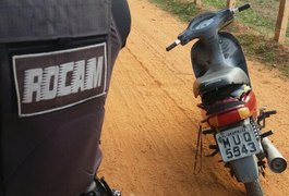Jovem com moto roubada tenta fugir, ameaça policiais e é atingido por tiro