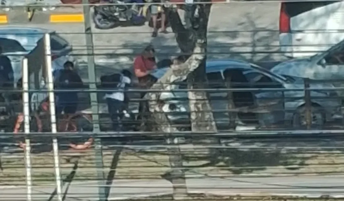 Carreta avança sinal vermelho e provoca engavetamento com carro cheio de crianças na Avenida Fernandes Lima, em Maceió