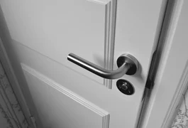 Mulher deixa porta de casa aberta e tem celular que carregava na cozinha furtado em Arapiraca