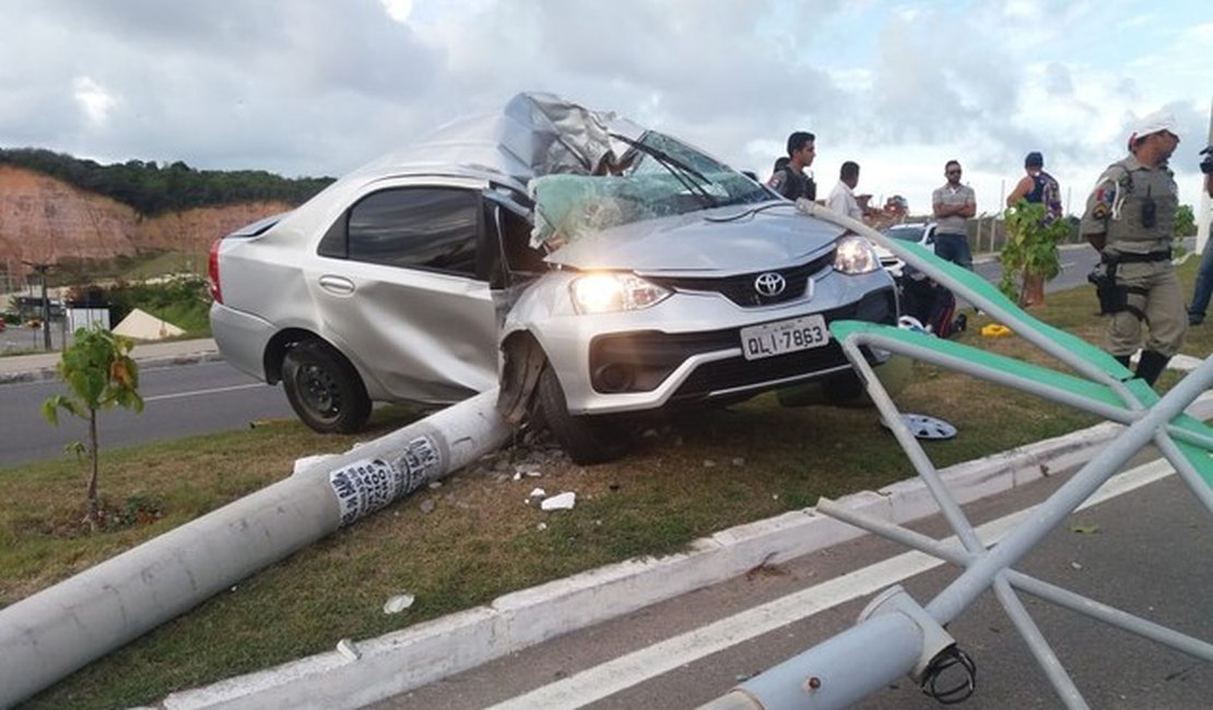Carro bate em poste na Av. Josefa de Melo, em Maceió, e motorista fica ferido