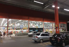 Cliente, em compras, tem celular furtado dentro de mercado atacadista em Arapiraca