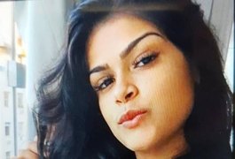 Mulher fraturou as pernas ao tentar fugir da polícia e precisou ser carregada após prisão