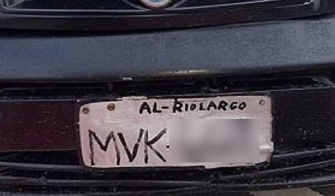 Motorista é flagrado com placa escrita à mão durante blitz, em Maceió