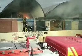 Incêndio de grandes proporções destrói lojas no antigo Ceasa, em Maceió