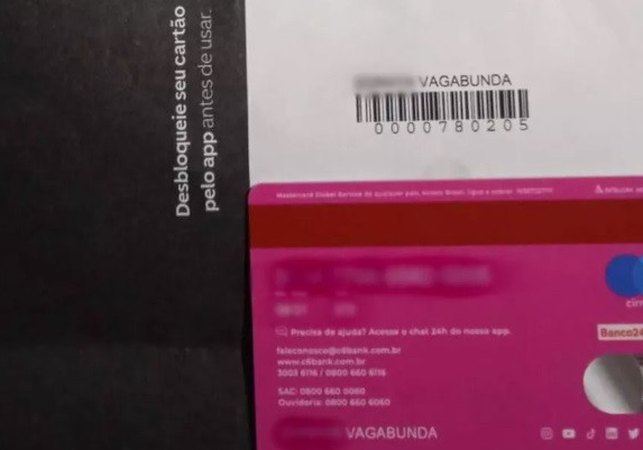 Mulher pede indenização de R$ 50 mil após receber cartão de crédito com sobrenome 'vagabunda'