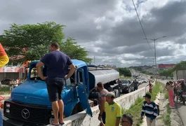 Motorista perde controle da direção, cai de caminhão e morre após ficar preso na roda traseira em Caruaru