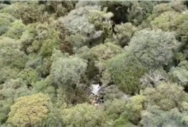 Bombeiros avaliam terreno para retirar corpos de destroços de helicóptero com cantor Rick em SC