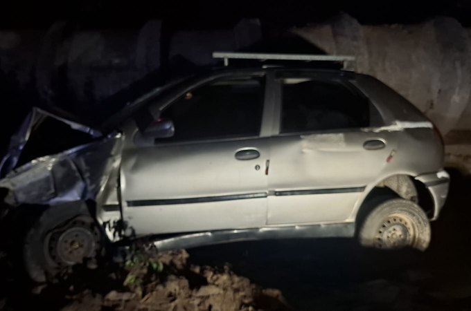 Idoso é socorrido após capotamento de carro na AL-220, em Monteirópolis