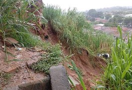 Cinco casas são desocupadas após deslizamento de barreira na Chã do Bebedouro