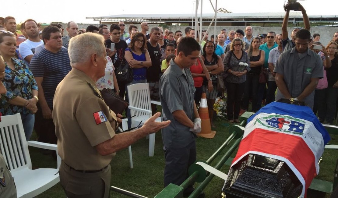 Sargento morto durante ocorrência é sepultado sob forte comoção, em Maceió