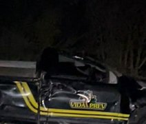 Veículo de funerária desvia de animal que cruzava estrada e cai em ribanceira no Sertão de Alagoas