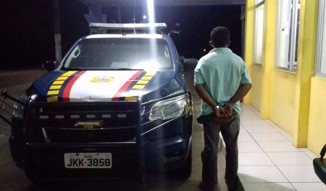 Homens são detidos por porte ilegal de arma de fogo e embriaguez ao volante