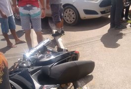 Colisão entre carro e Cinquentinha deixa um homem ferido no Centro de Arapiraca