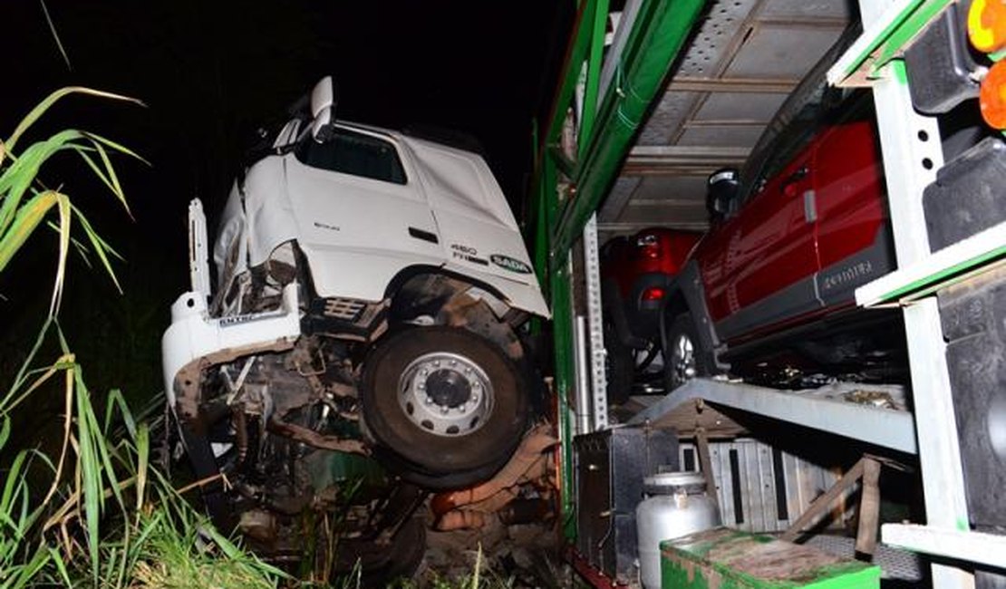 Acidente entre caminhão e carreta deixa dois feridos na BR-101