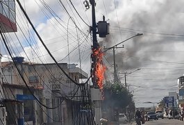 Fiação em poste de energia pega fogo e assusta moradores, em Arapiraca