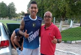Após Copa, Firmino curte férias e joga 'pelada' com amigos na Barra Nova