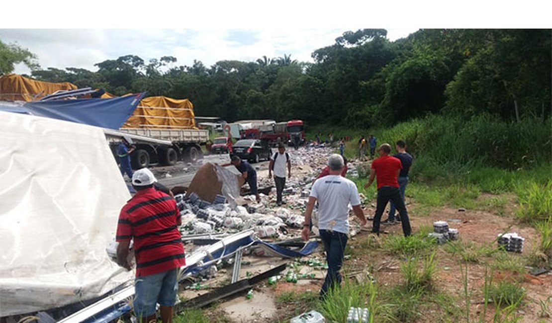 Colisão entre dois caminhões deixa motoristas feridos na BR-101, em Pilar