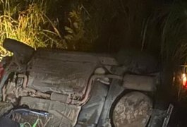 Veículo capota na AL-105 próximo à Usina Pindorama, em Coruripe