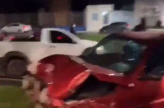 Acidente envolve cinco carros na Av. Fernandes Lima e homem é preso em flagrante após tentar agredir policiais