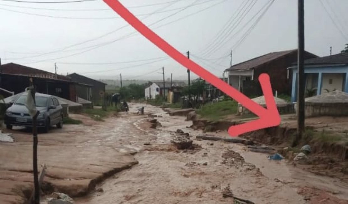 Moradores de Girau alertam risco de queda de poste de energia elétrica em via afetada pelas chuvas