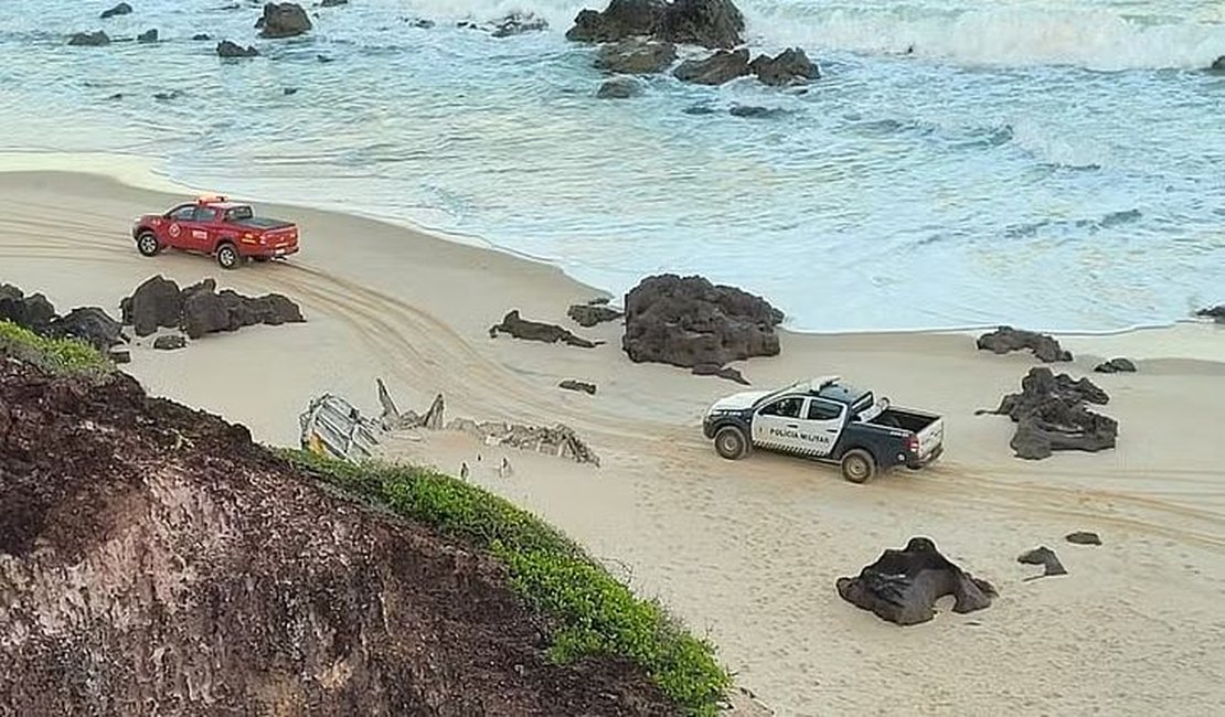 Mulher morre e outra fica ferida após quadriciclo em que estavam cair de falésia na praia de Pipa