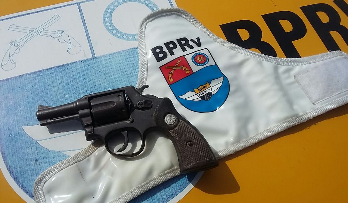 Homem é preso com arma de fogo em transporte alternativo da linha Maceió/Arapiraca