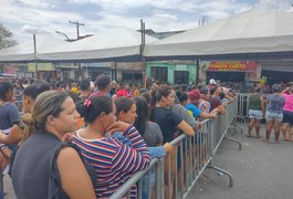 Projeto Comida na Mesa me Faz Feliz entrega 3 mil cestas básicas em Feira Grande