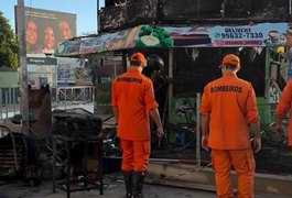 Banca de revistas localizada na Praça Manoel André fica destruída após incêndio