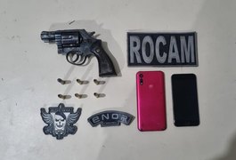 Homem joga arma de fogo no telhado de casa para escapar de flagrante no Manoel Teles