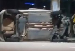 Colisão entre dois veículos em Cruz das Almas termina com carro capotado