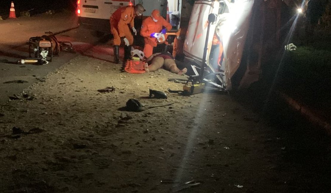 Batida entre carros deixa homem morto e cinco feridos em Penedo