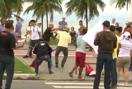 Vídeo. Ciclista é agredido ao xingar e atacar manifestantes