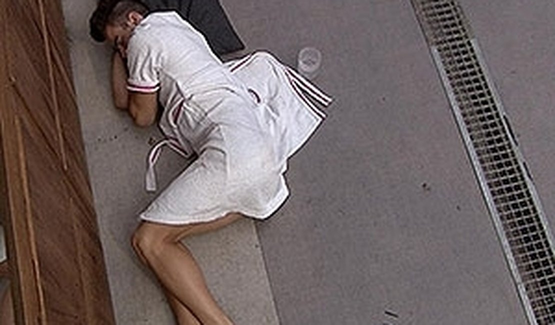 Triste por saída de Talita, Rafael fica cabisbaixo e deita no chão