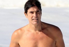De sunga, Reynaldo Gianecchini rouba a cena na praia com corpão aos 48 anos