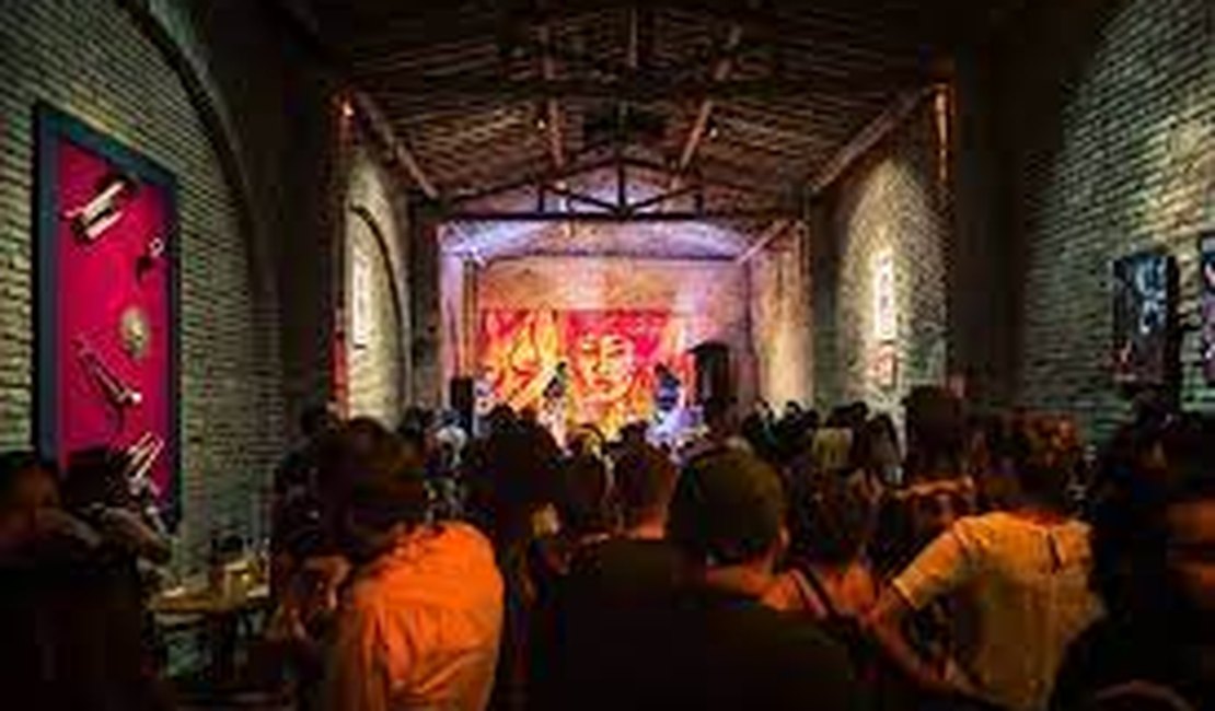 Pessoa não identificada joga gás lacrimogênio em bar durante festa após eleição, em Maceió