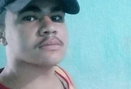 Jovem é morto em casa e irmão da vítima com mandado em aberto consegue escapar, no interior de AL