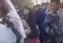VÍDEO. Ex-namorada atira fezes com azeite em casal de noivos na Bolívia