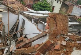 Barreira desliza e atinge casa na Grota do Cigano, no Jacintinho