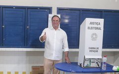 Luciano Barbosa votou na Escola Costa Rego