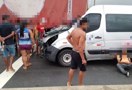 Batida traseira na AL-220, em Campo Alegre, envolve van do MPAL e carreta; quatro pessoas ficam feridas