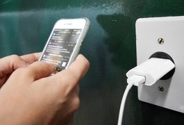 Entenda os riscos e perigos de usar o celular enquanto aparelho está conectado ao carregador