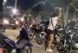 VÍDEO: Mulher pega companheiro a traindo no show do Léo Magalhães e destrói motocicleta dele