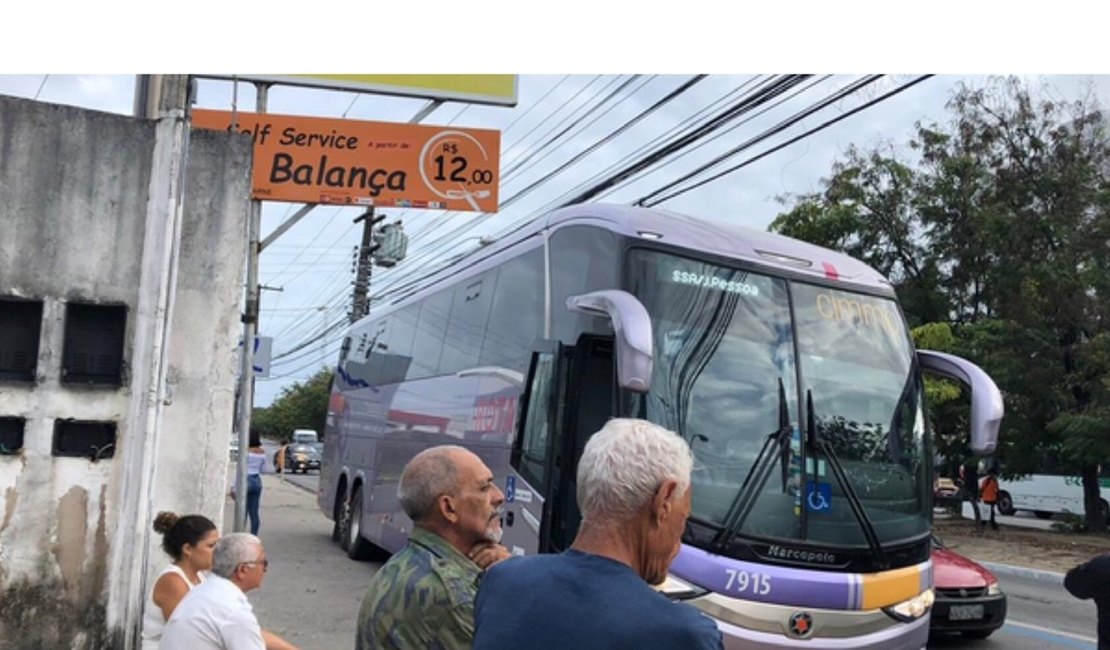 Criminosos invadem ônibus interestadual e fazem arrastão no interior de Alagoas