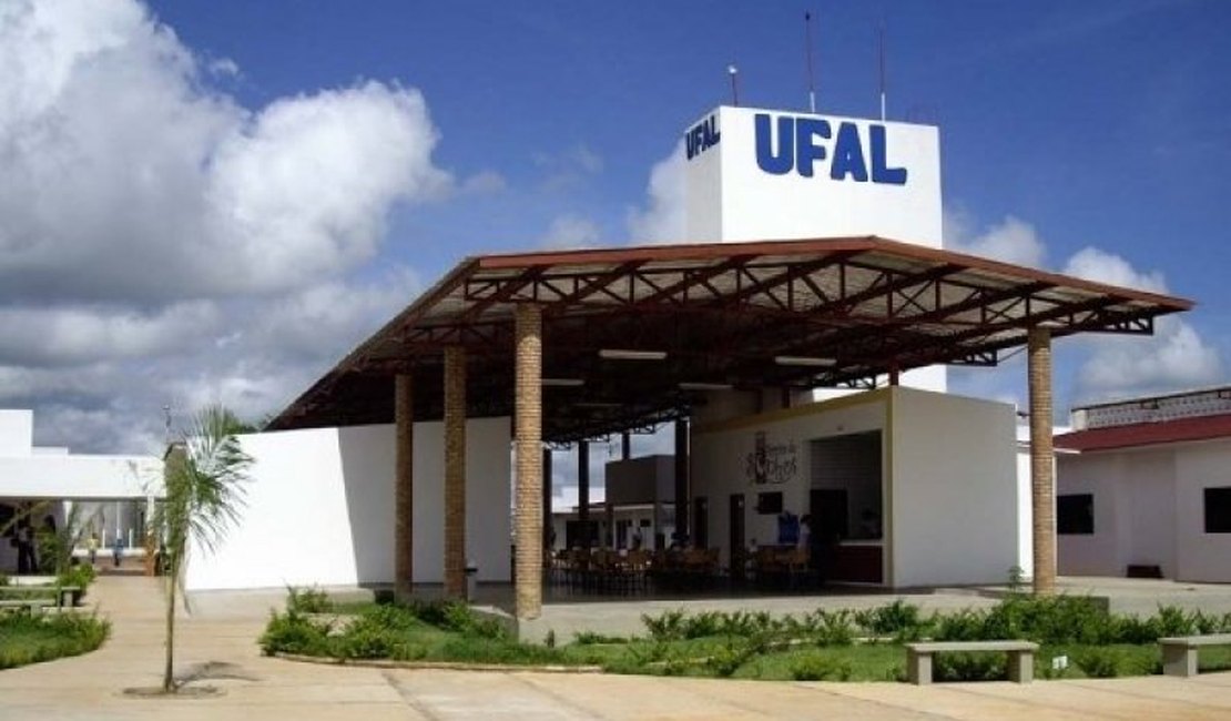 Bolsa de estudantes da Ufal é suspensa após Governo cortar R$42 milhões no orçamento da Universidade