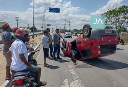 Carro capota após colisão com outro veículo em frente ao shopping de Arapiraca