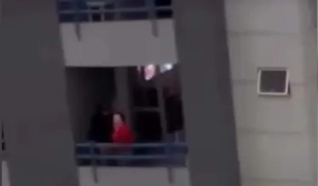 Mulher discute com vizinhos após sexo na sacada: “Tô na minha casa”; entenda
