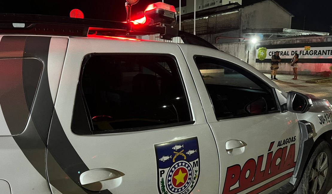 Homem é detido por populares e preso após furtar loja no Centro de Maceió